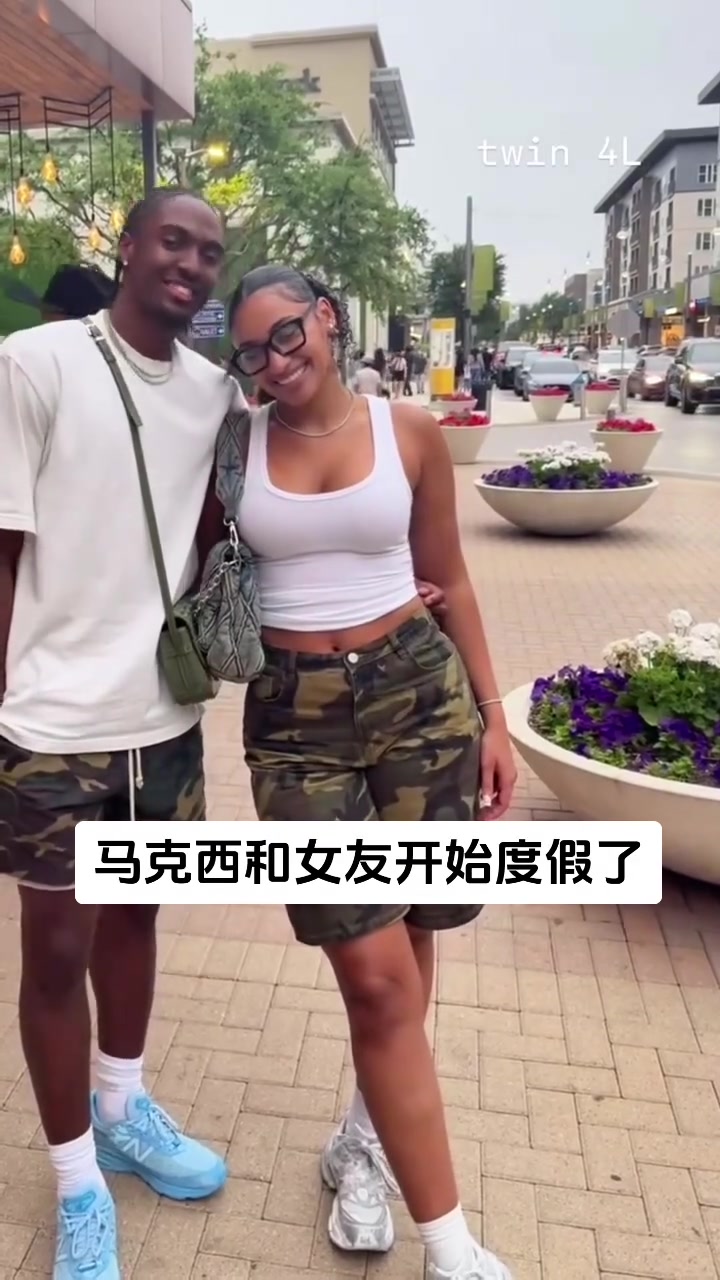 釣魚不香嗎無緣季后賽的馬克西已經和女友度假去了??