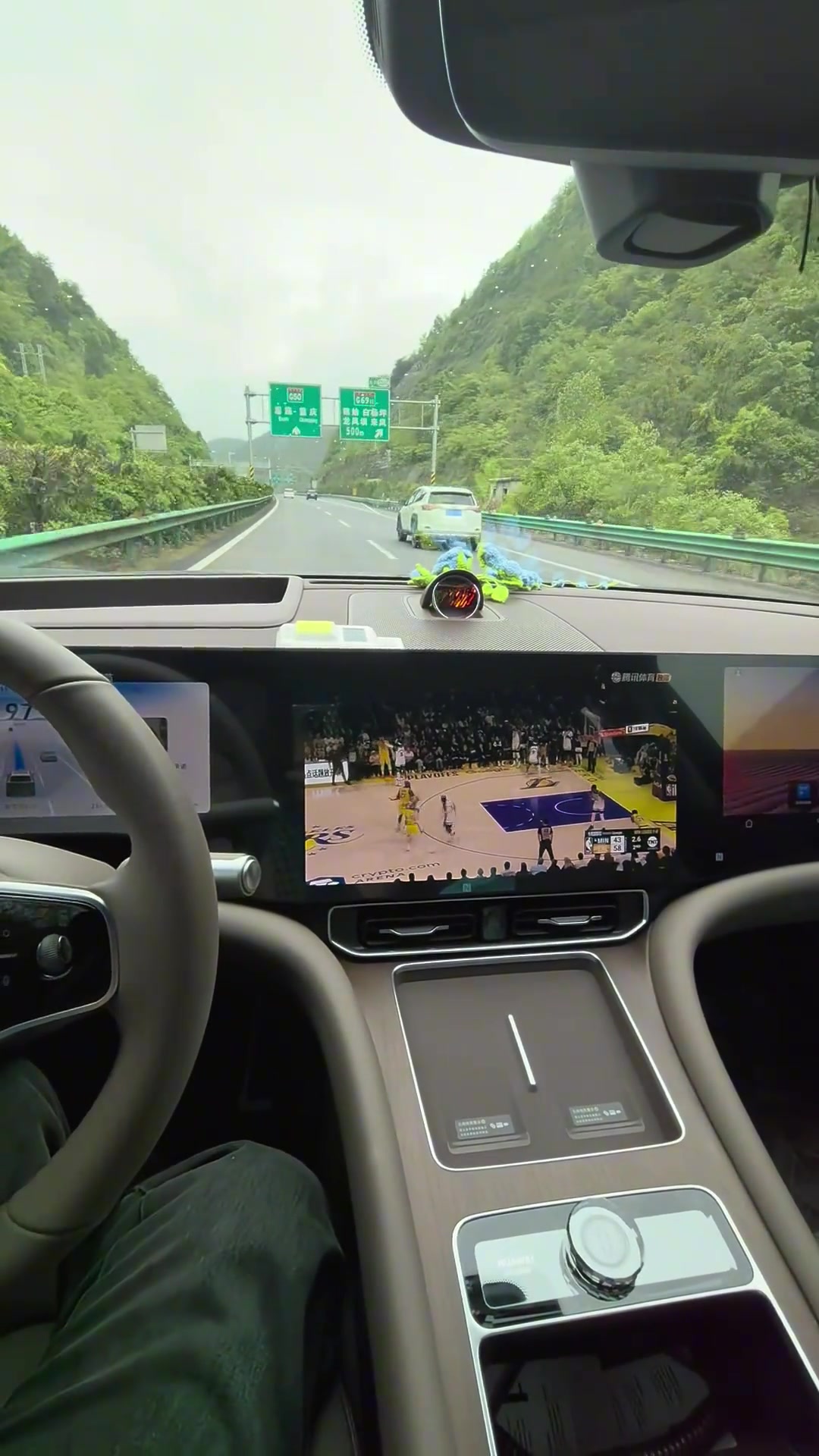 有點危險啊網友在高速上邊開車邊看湖狼直播