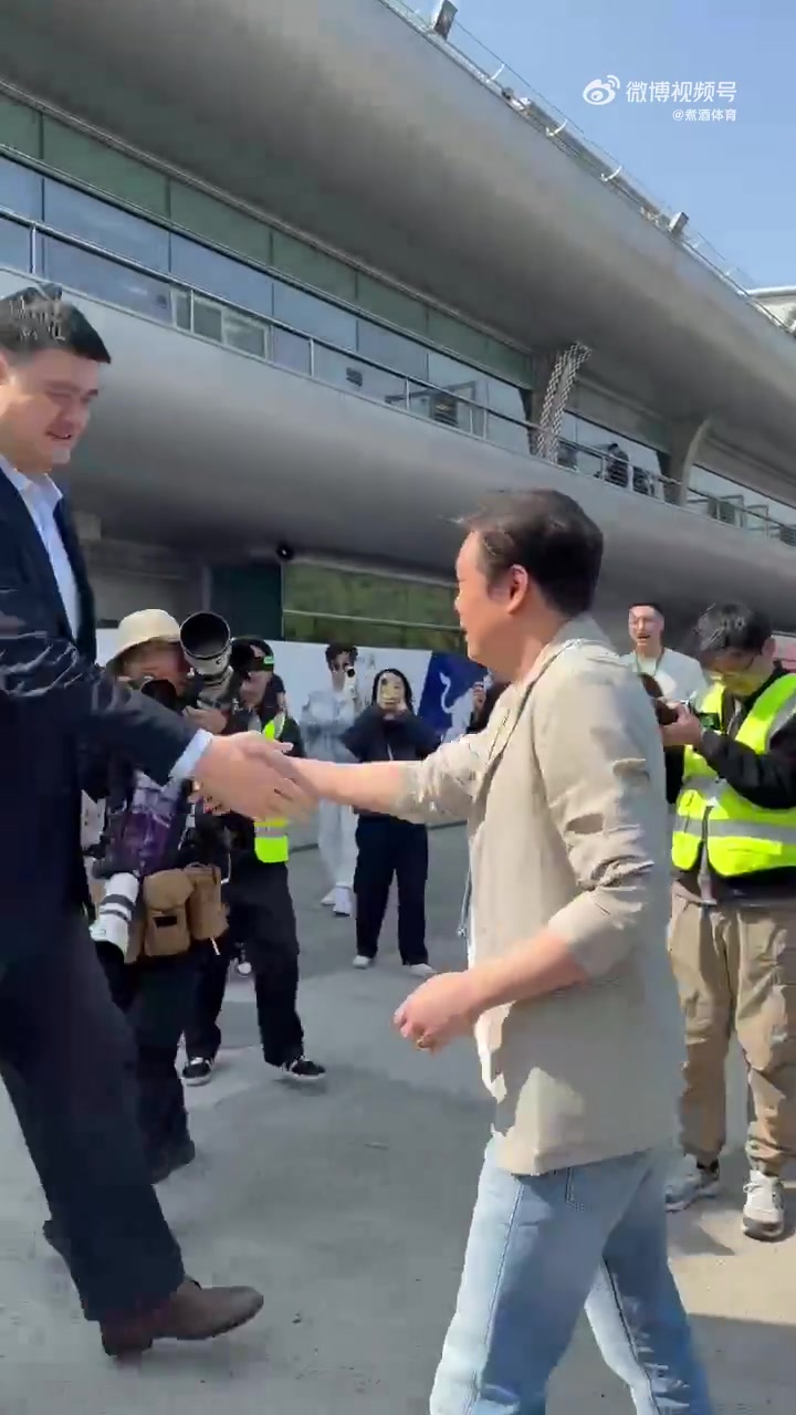 范志毅和姚明在F1中國(guó)大獎(jiǎng)賽相遇這全程仰頭是蠻累的啊