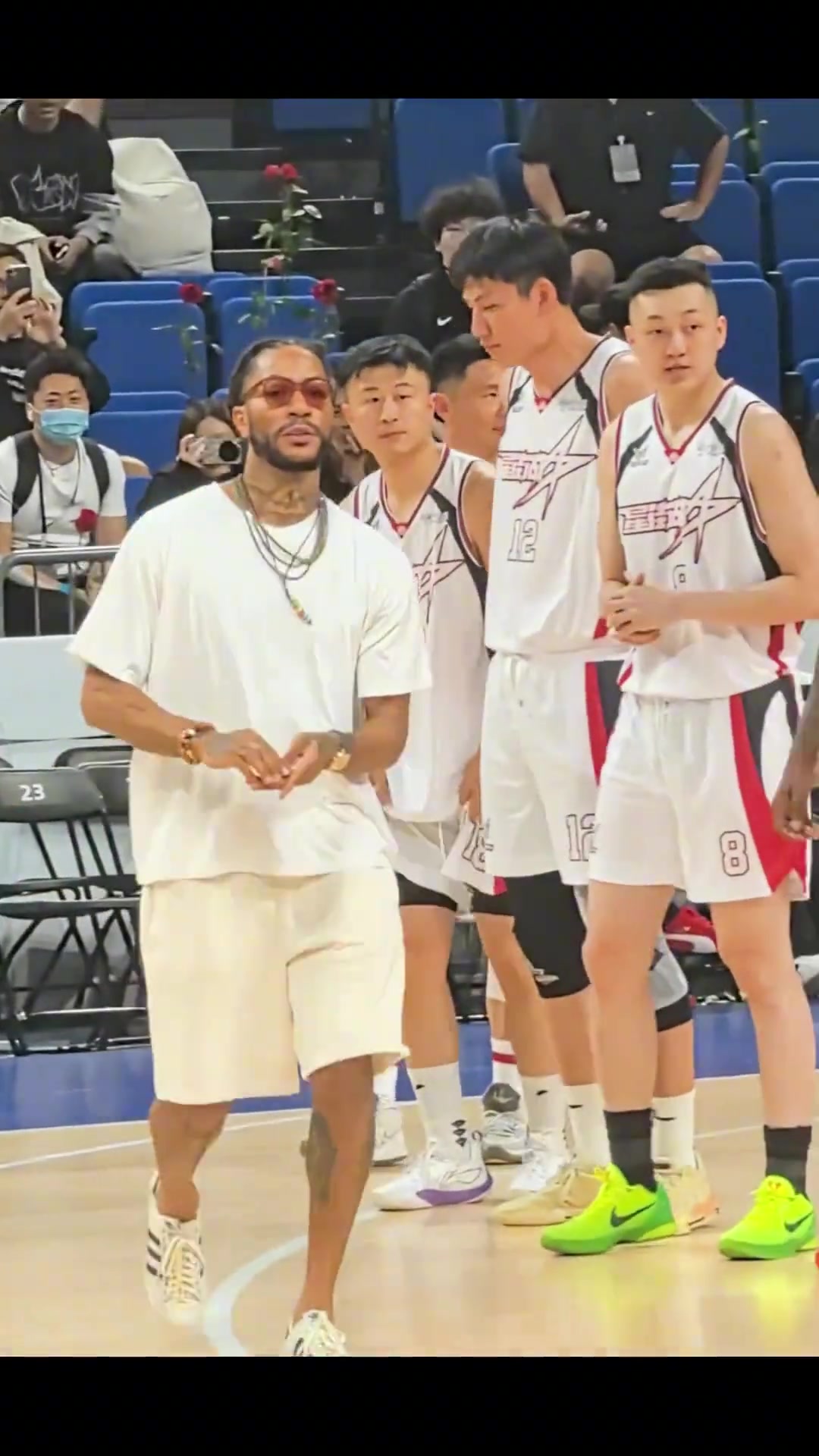 優質偶像羅斯為避免球員受傷主動撿起球場垃圾