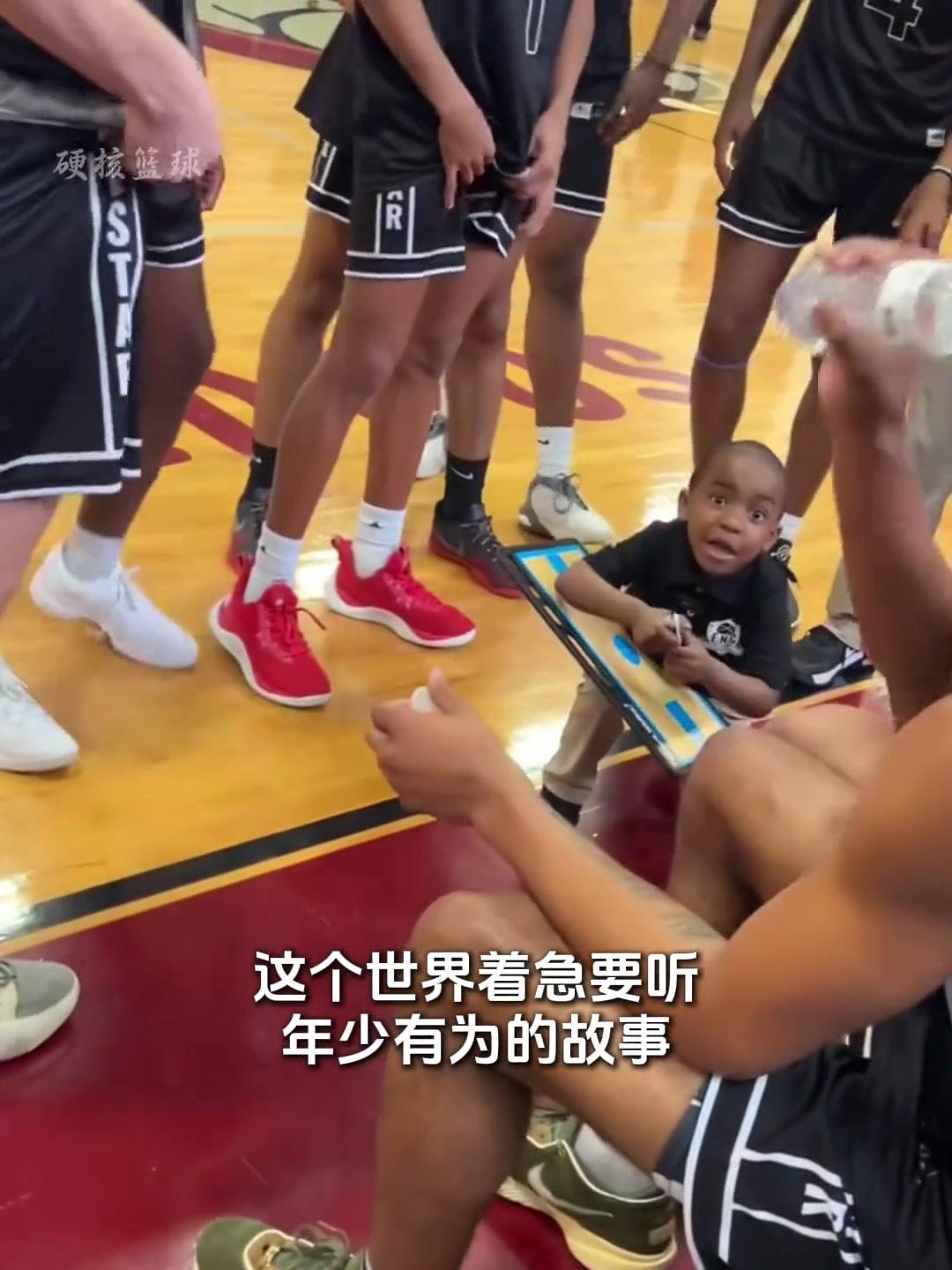 在尿都控制不了的歲數卻能控制籃球隊的場