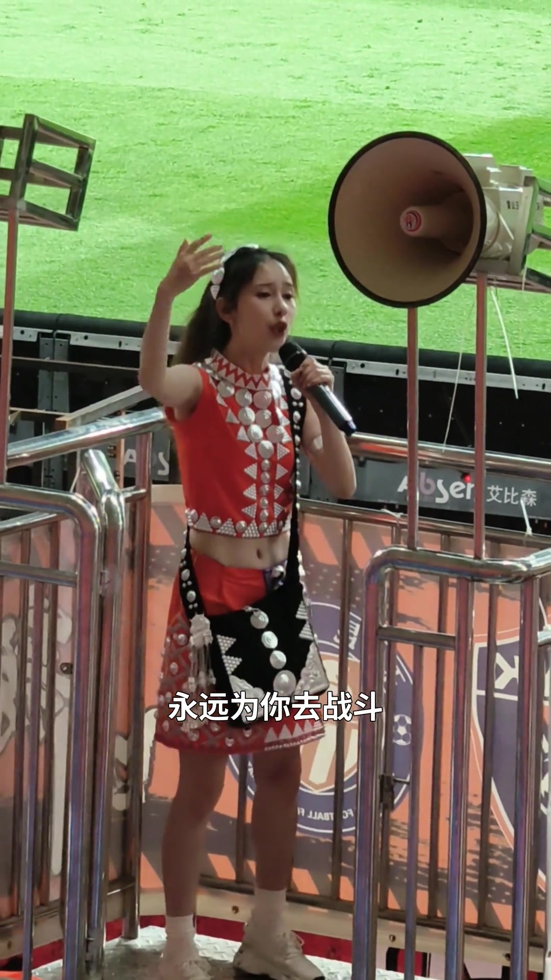 漂亮女孩子做領(lǐng)隊(duì)太養(yǎng)眼這妹兒上次來(lái)我這咱就訂婚了