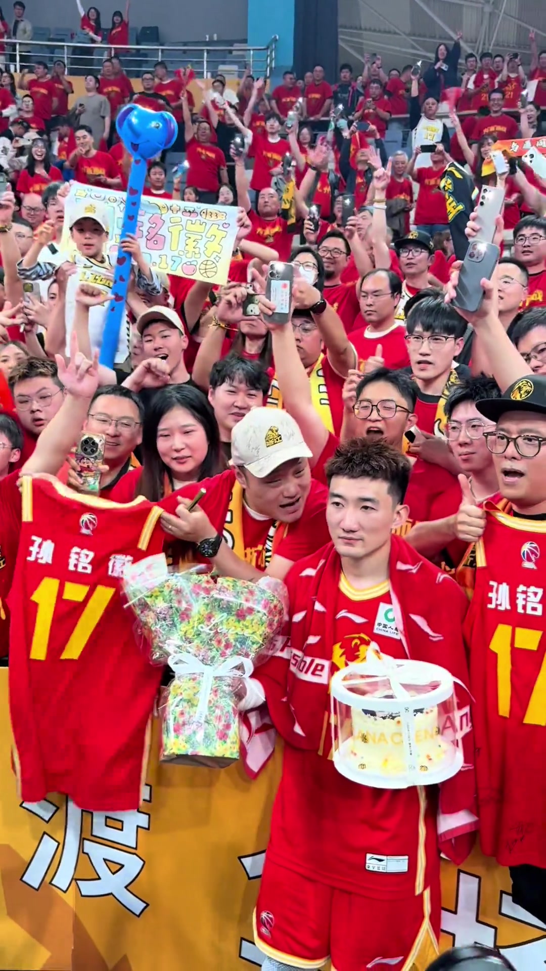 廣廈現(xiàn)場(chǎng)球迷賽后為孫銘徽過(guò)生日 賽場(chǎng)齊唱生日歌