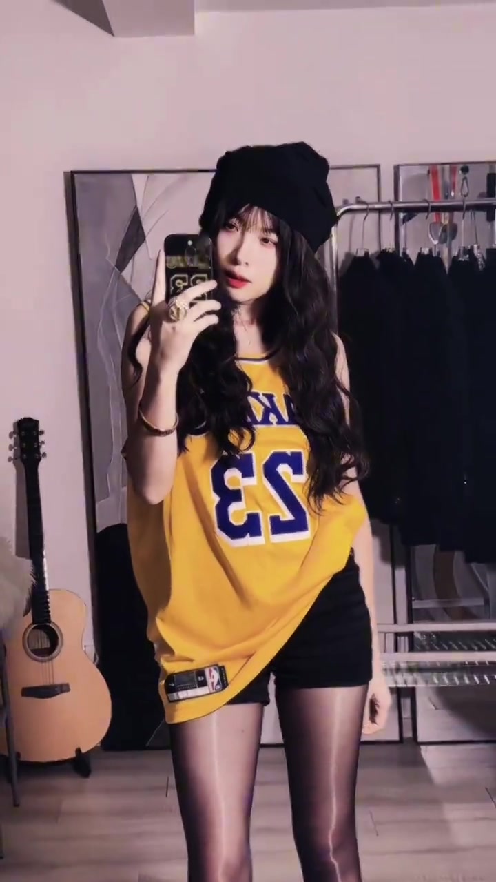 詹密里邊從來(lái)不缺美女