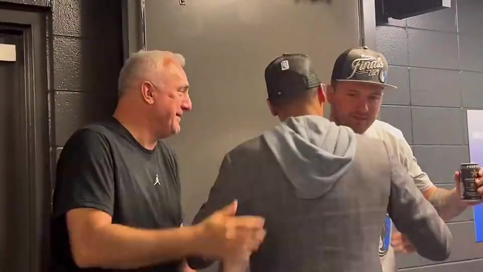 體重管理堪憂上季獨(dú)行俠晉級(jí)西決之后東契奇喝飲料被沒收