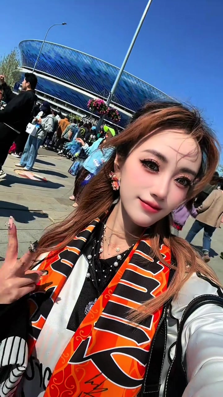 頂級美顏國內(nèi)女球迷的美顏真離譜都要變成小精靈了