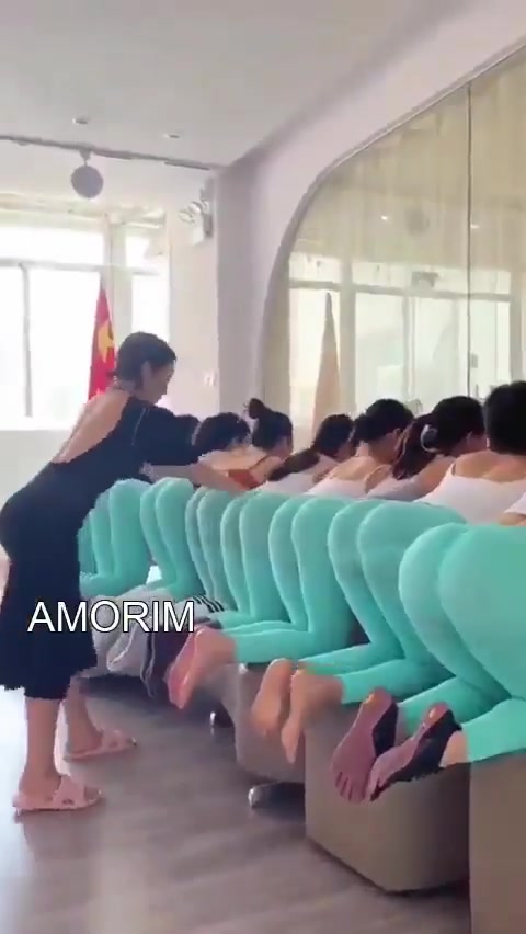 外網(wǎng)網(wǎng)友用這個(gè)視頻來評價(jià)曼聯(lián)對小蜜蜂的防守不對勁啊