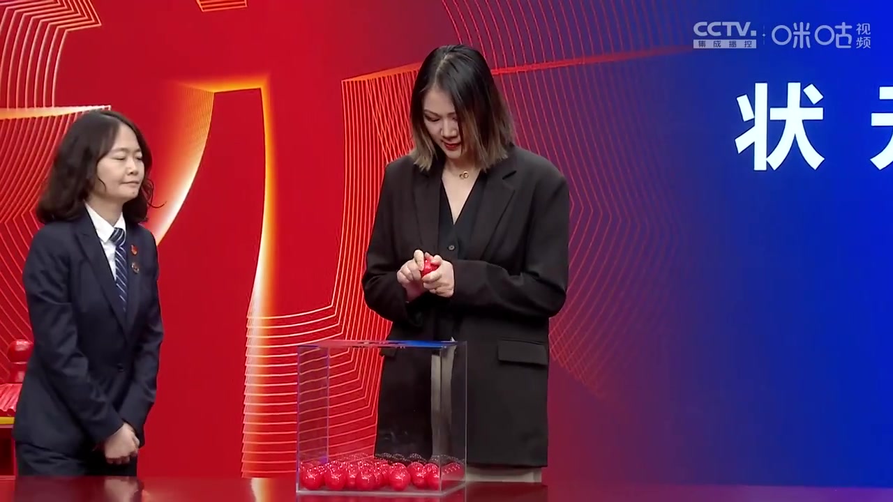 江蘇男籃的女經理參加抽簽這顏值和身材真不錯呀