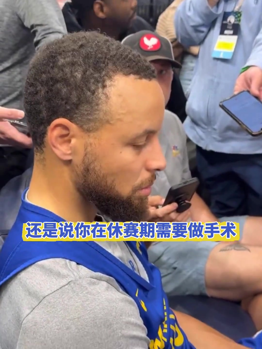 庫里采訪時(shí)曾表示拇指被打到會(huì)很疼而且不可能不被打到