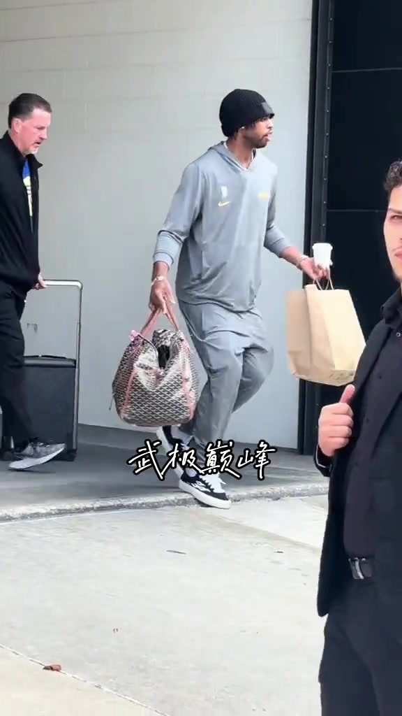 庫巴最強幫手勇士首發三巨頭乘坐大巴回酒店 ...
