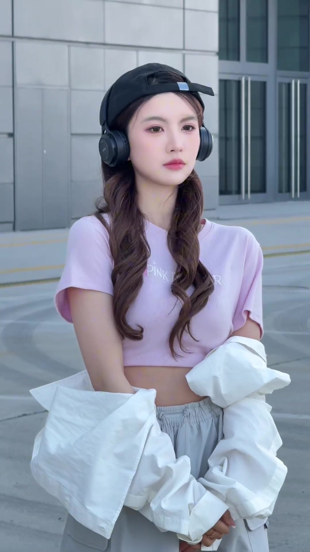 這身材臉蛋是真不錯(cuò)女主播煉煉人生走秀初體驗(yàn)get