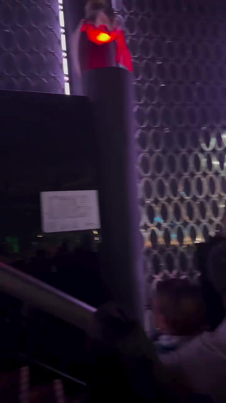 小姐姐眼睛都看直了阿爾瓦雷斯和一眾馬競(jìng)球員去夜店蹦迪