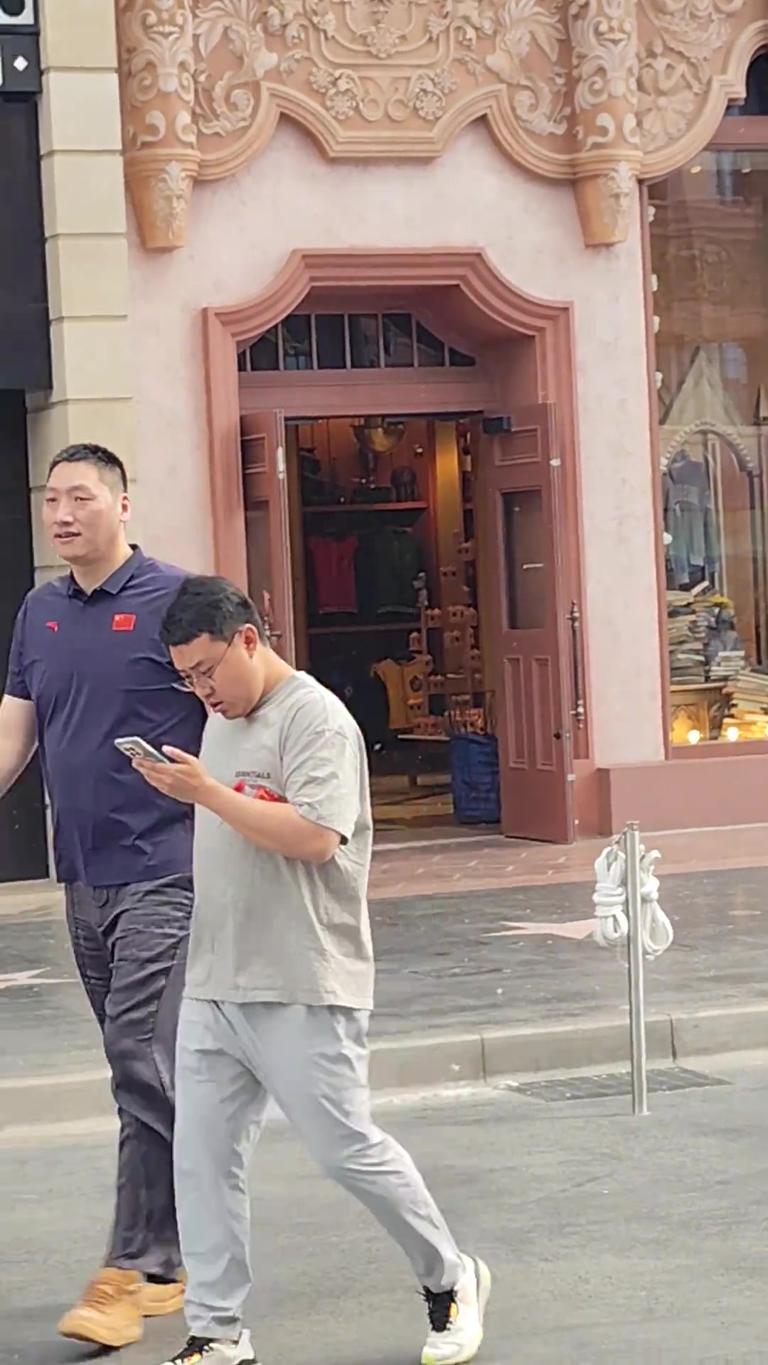 網(wǎng)友在環(huán)球影城偶遇CBA名宿唐正東懂球的說說這位是什么人物