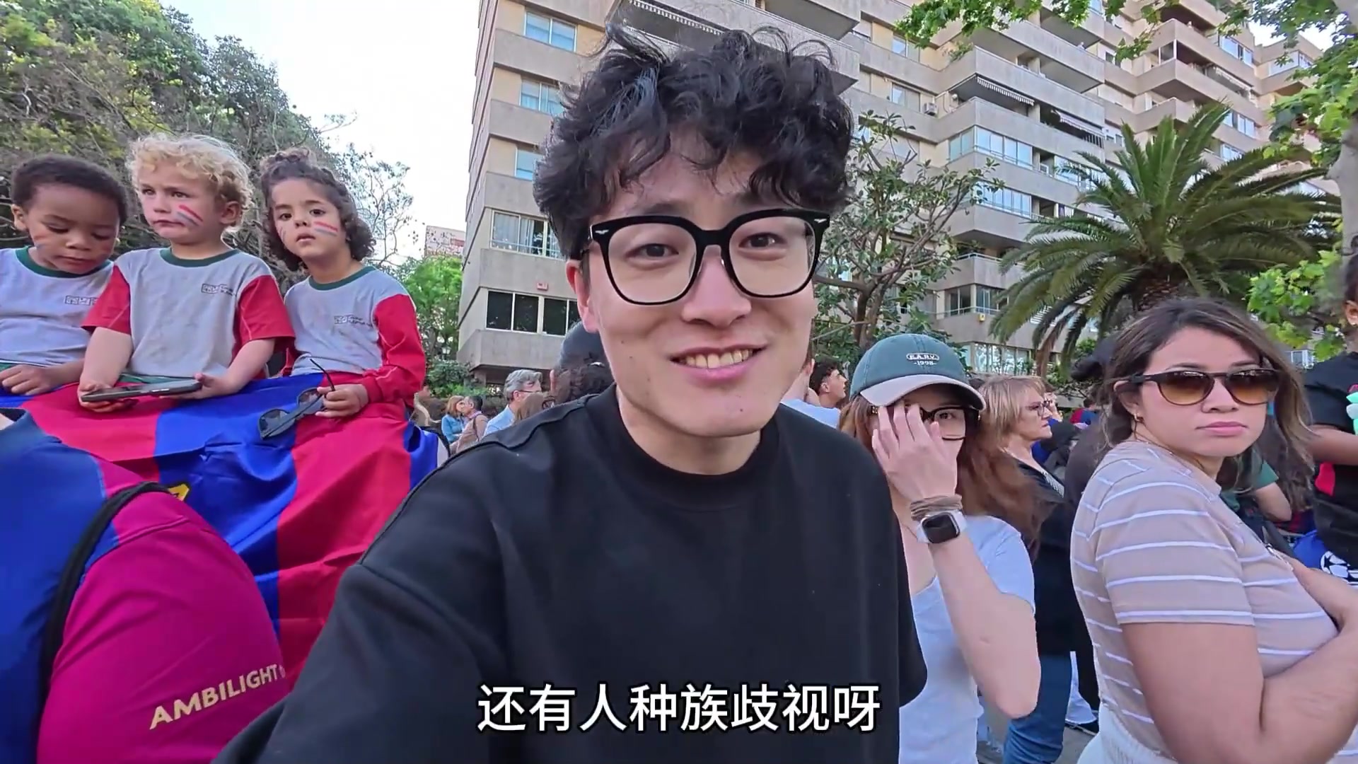 博主參加巴薩游行被外國人歧視掐著他脖子讓道歉