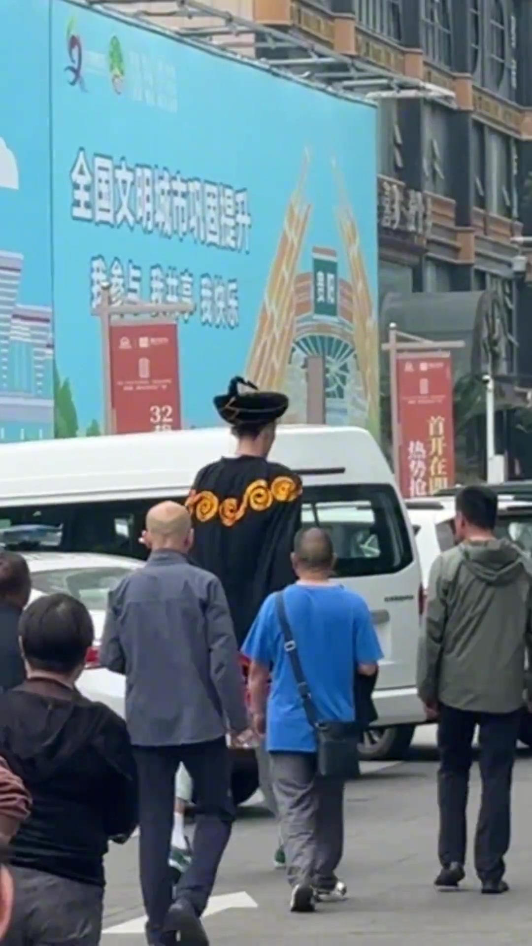前CBA球員2米26朱傳宇現(xiàn)身街頭把路人們?nèi)俭@呆了