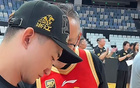 廣廈奪冠見面會，孫銘徽圈粉，多人共話榮耀，合影冠軍鼎與FMVP獎杯。