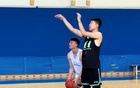 遼寧夏訓(xùn)，小將投籃力量訓(xùn)練，楊鳴督練深蹲