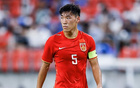 東亞杯慘敗，24歲后防大漏洞，國足需換人！